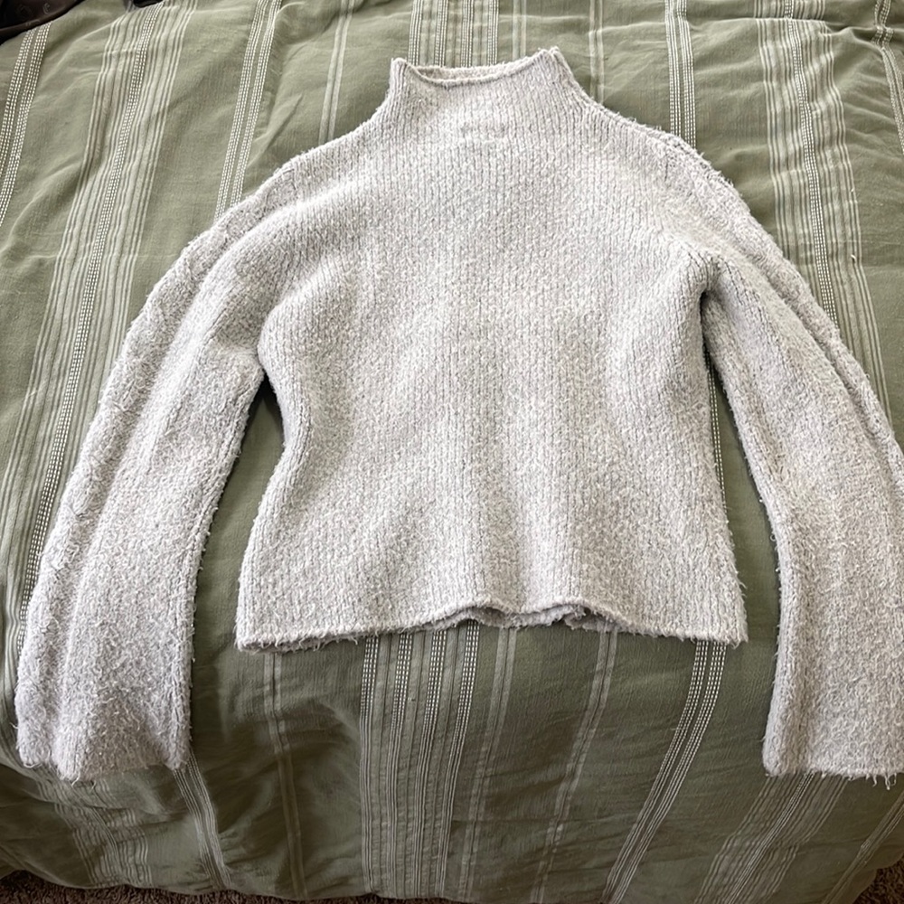 Studio Y sweater! Gently used no snags or tears!!